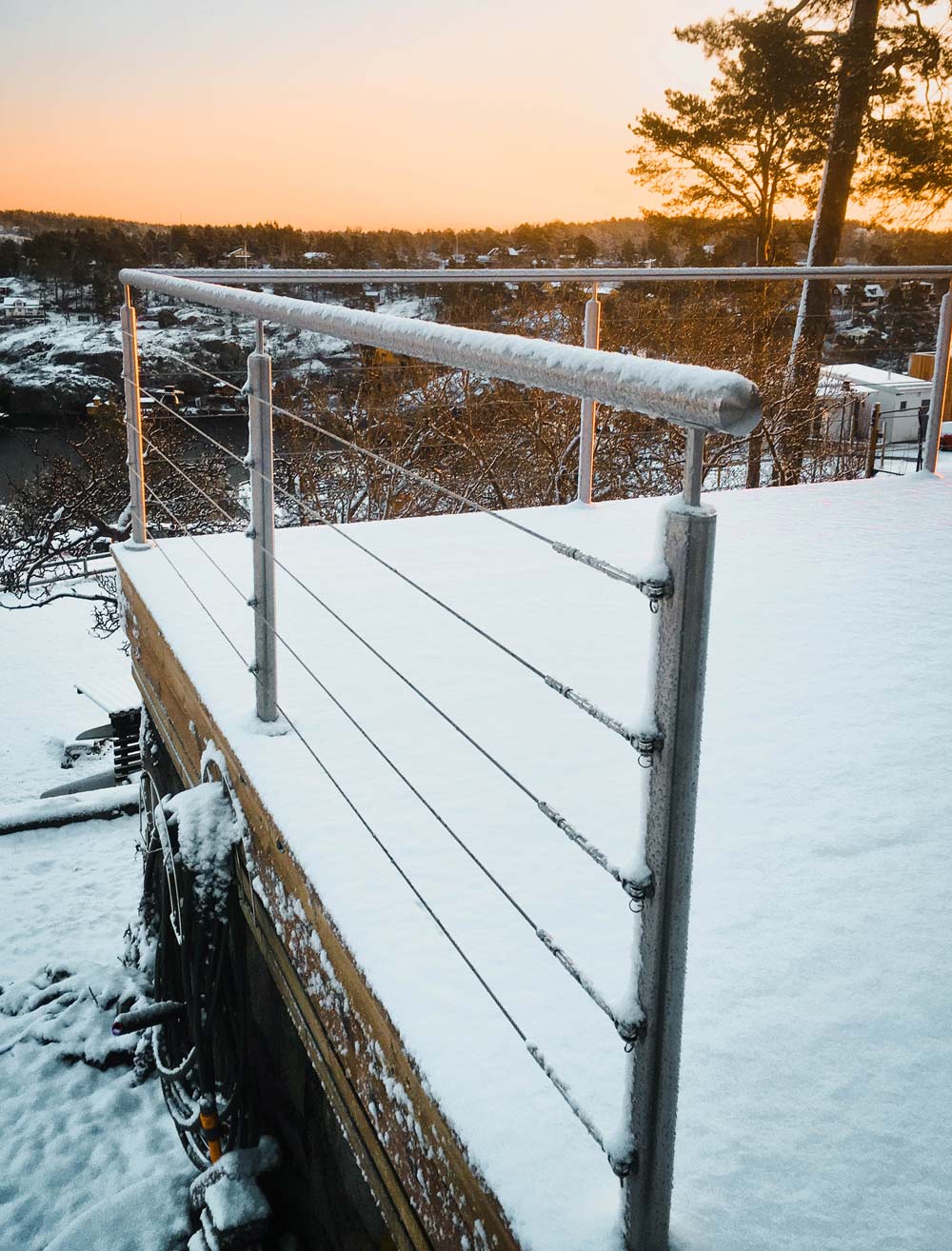 Vajerräcke i snöig miljö